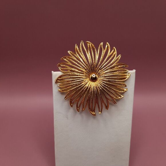 Vintage MONET Signed Gold Plated Flower Brooch Pin, 2 Inches, 1950s - Picture 7 of 10